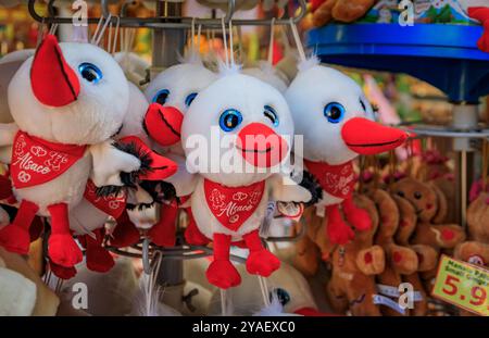 Colmar, France - 5 juin 2023 : jouets en peluche et peluches de cigogne traditionnels alsaciens exposés dans une boutique de souvenirs de la vieille ville Banque D'Images