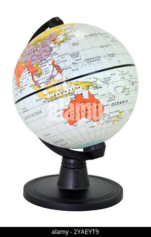 Globe isolé du monde avec un stand noir sur un fond blanc, se concentrant sur l'Australie. Banque D'Images