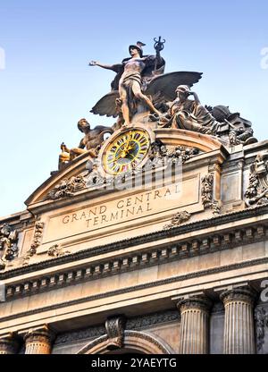 New York, États-Unis - 05 avril 2008 : façade de la gare de Grand Central terminal avec horloge et sculpture emblématiques. Banque D'Images