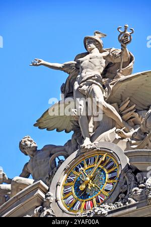 New York, USA - 05 Avril 2008 : vue verticale de la façade de Grand Central Terminal et de la sculpture. horloge y compris Banque D'Images