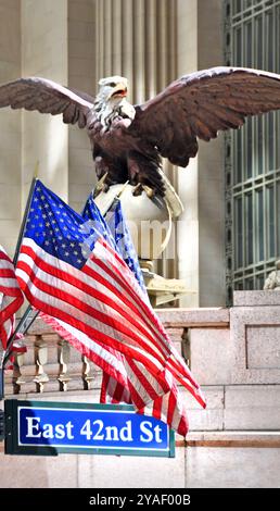 New York, USA - Le 07 avril 2008 : Eagle et drapeaux sur Grand Central Terminal Building, East 42nd Street. Banque D'Images