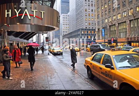 New York, USA - Avril 06, 2014 : en attente d'un taxi à l'extérieur de l'hôtel Grand Hyatt sur East 42nd Street sur un matin humide. Banque D'Images