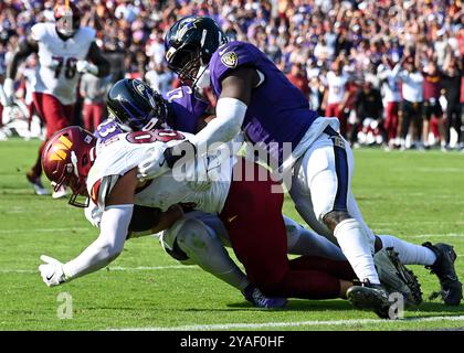 Baltimore, États-Unis. 13 octobre 2024. Le Tight End des commandants de Washington Zach Ertz (86 ans) est arrêté avant la ligne de but par les linebackers des Ravens de Baltimore Trenton Simpson (23 ans) et Roquan Smith (R) lors de la deuxième mi-temps au M&T Bank Stadium de Baltimore, Maryland, le dimanche 13 octobre 2024. Baltimore a gagné 30-23. Photo de David Tulis/UPI crédit : UPI/Alamy Live News Banque D'Images