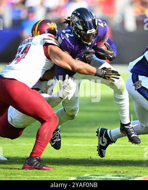 Baltimore, États-Unis. 13 octobre 2024. Derrick Henry (22 ans) des Ravens de Baltimore saute vers Bobby Wagner, linebacker des Washington Commanders, lors d'une première descente (54) au cours de la deuxième mi-temps au M&T Bank Stadium de Baltimore, Maryland, le dimanche 13 octobre 2024. Baltimore a gagné 30-23. Photo de David Tulis/UPI crédit : UPI/Alamy Live News Banque D'Images