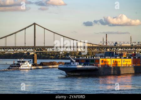 Frachtschiff, Containerfrachter, Krefeld-Uerdinger Brücke über denRhein, in der Höhe von Krefeld-Uerdingen, NRW, Deutschland, Rhein Krefel *** cargo, porte-conteneurs, pont Krefeld Uerdingen au-dessus du Rhin, près de Krefeld Uerdingen, NRW, Allemagne, Rhine Krefel Banque D'Images