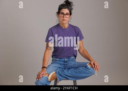 Mannequin portant un t-shirt de couleurs confortables pour les maquettes et les flatlays gildan Banque D'Images