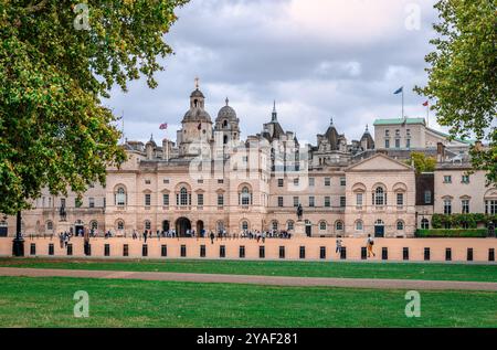 La parade des gardes à cheval avec divers bâtiments gouvernementaux, y compris le Household Cavalry Museum. Westminster, Londres, Angleterre. Banque D'Images