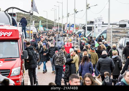 Weston-super-Mare, Somerset, Angleterre, Royaume-Uni. 13 octobre 2024. Les foules envahissent le front de mer lors de la Weston Beach Race 2024. Cette année marque le 41e anniversaire de la prestigieuse Weston Beach Race et promet d’être un événement spectaculaire célébrant plus de quatre décennies d’excellence hors route. Crédit John Rose/Alamy Live News Banque D'Images