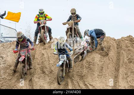 Weston-super-Mare, Somerset, Angleterre, Royaume-Uni. 13 octobre 2024. Sensations fortes et déversements pendant la course. Cette année marque le 41e anniversaire de la prestigieuse Weston Beach Race et promet d’être un événement spectaculaire célébrant plus de quatre décennies d’excellence hors route. Crédit John Rose/Alamy Live News Banque D'Images