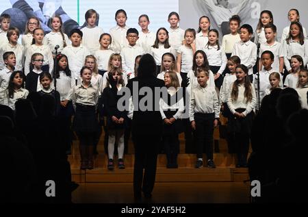 Munich, Allemagne. 13 octobre 2024. Un chœur d'enfants chante lors de la cérémonie de remise des prix Julius Hirsch dans le centre communautaire de la communauté juive de Munich et de haute-Bavière. Crédit : Felix Hörhager/dpa/Alamy Live News Banque D'Images