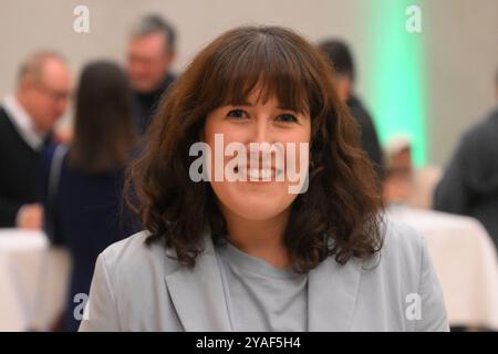 Munich, Allemagne. 13 octobre 2024. Julia Hirsch assiste à la cérémonie de remise du prix Julius Hirsch au centre communautaire de la communauté juive de Munich et de haute-Bavière. Crédit : Felix Hörhager/dpa/Alamy Live News Banque D'Images