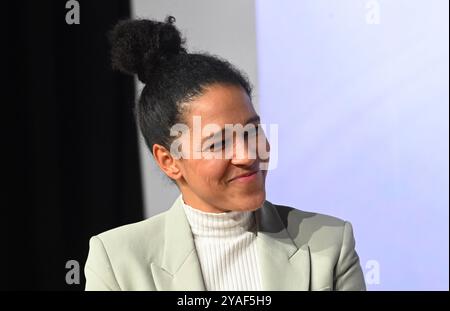 Munich, Allemagne. 13 octobre 2024. La footballeuse Célia ·a·i· monte sur scène lors de la cérémonie de remise des prix Julius Hirsch dans le centre communautaire de la communauté juive de Munich et de haute-Bavière. Crédit : Felix Hörhager/dpa/Alamy Live News Banque D'Images