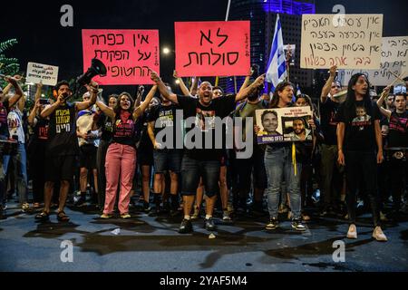 Tel Aviv, Israël. 12 octobre 2024. Les manifestants tiennent des pancartes pendant la manifestation. Des partisans ont manifesté avec des membres des familles des otages israéliens contre le premier ministre Benjamin Netanyahou, exigeant un accord immédiat sur les otages et un cessez-le-feu devant le siège des FDI. (Crédit image : © Matan Golan/SOPA images via ZUMA Press Wire) USAGE ÉDITORIAL SEULEMENT! Non destiné à UN USAGE commercial ! Banque D'Images