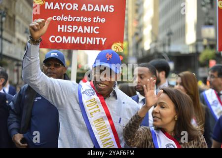 New York, États-Unis. 13 octobre 2024. Eric Adams, maire de New York, participe à la 60e parade annuelle du patrimoine hispanique sur la Cinquième Avenue à Manhattan, New York, États-Unis, le 13 octobre 2024. Le mois du patrimoine hispanique à New York commémore les histoires, les cultures et les contributions des citoyens américains dont les ancêtres viennent d'Espagne, du Mexique, du Guatemala, des Caraïbes, du Centre, et Amérique du Sud. Vingt et un pays des Amériques participent au défilé. (Photo de Deccio Serrano/NurPhoto) crédit : NurPhoto SRL/Alamy Live News Banque D'Images