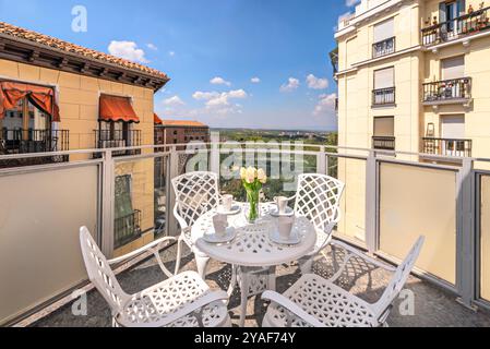 Passer du temps sur la terrasse réduit le stress et améliore l'humeur. Banque D'Images