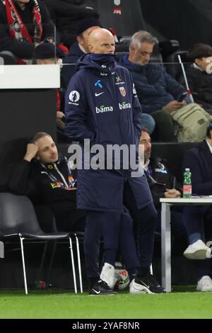 Linz, Autriche. 13 octobre 2024. LINZ, AUTRICHE - 13 OCTOBRE : L'entraîneur-chef norvégien Stale Solbakken lors du match UEFA Nations League - League B Group B3 entre l'Autriche et la Norvège à Oberoesterreich Arena le 13 octobre 2024 à Linz, Autriche .241013 SEPA 07 103 - 20241013 PD11262 crédit : APA-PictureDesk/Alamy Live News Banque D'Images