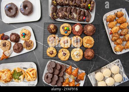 Généralement, les ingrédients secs sont mélangés ensemble d'un côté et les ingrédients humides de l'autre, puis combinés pour former une pâte à biscuits Banque D'Images