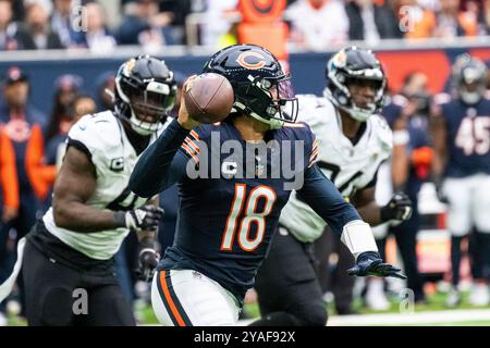 Londres, Royaume-Uni. 13 octobre 2024. Caleb Williams (18 ans), le quarterback des Chicago Bears, lance une passe contre les Chicago Bears lors d'un match de football NFL au Tottenham Hotspur Stadium. Score final Jaguars 16 Bears 35. Credit : Stephen Chung / Alamy Live News Banque D'Images