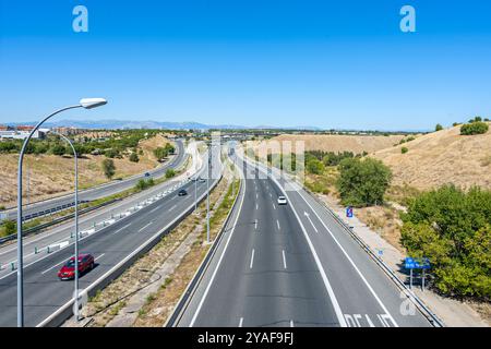 Les autoroutes et les véhicules sont deux éléments qui sont étroitement liés, faisant partie de notre vie quotidienne et de l'infrastructure routière de nombreuses villes et pays Banque D'Images
