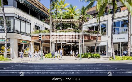 Oahu, Hawaii, États-Unis - 26 février 2024 : vue extérieure de la place du marché international de Waikiki. Banque D'Images