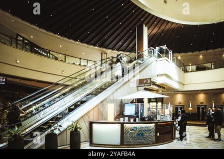 Oahu, Hawaii, États-Unis - 26 février 2024 : vue intérieure du niveau inférieur du marché international de Waikiki. Banque D'Images