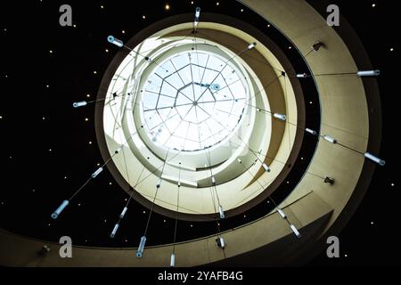 Oahu, Hawaï, États-Unis - 26 février 2024 : vue rapprochée de la lucarne levant les yeux, à l'intérieur du marché international de Waikiki à Honolulu. Banque D'Images