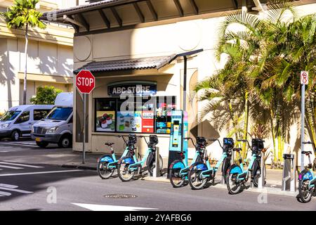 Oahu, Hawaii, USA - 27 février 2024 : une station Biki dans un magasin ABC. Biki est le système de partage de vélo d’Honolulu, lancé en 2017, conçu pour le confort Banque D'Images