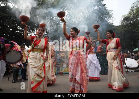 Kolkata, Bengale occidental, Inde. 13 octobre 2024. Les dévots dansent avant d'immerger une idole de la déesse hindoue Durga dans la rivière Hoosely à Kolkata, en Inde, le 13 octobre 2024. Le festival annuel de Durga Puja est l'un des festivals les plus populaires pour les hindous. Dans la mythologie hindoue, la déesse hindoue Durga symbolise le pouvoir et le triomphe du bien sur le mal. (Crédit image : © Rupak de Chowdhuri/ZUMA Press Wire) USAGE ÉDITORIAL SEULEMENT! Non destiné à UN USAGE commercial ! Banque D'Images