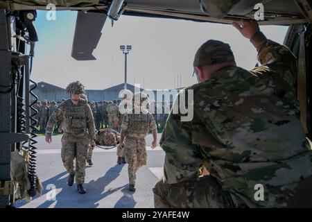 Les soldats britanniques affectés à la mission de la KFOR dirigée par l'OTAN ont mené une formation pour tester diverses procédures de soutien médical aux opérations sur le camp Bondsteel, Kosovo, 28 septembre 2024. Ces efforts s'inscrivent dans le cadre de la mission quotidienne de la KFOR visant à garantir un environnement sûr et sûr à toutes les communautés vivant au Kosovo. (Photo de la Garde nationale de l'armée américaine par le sergent Duran Jones) Banque D'Images