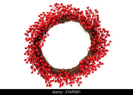 Couronne de Noël faite de branches artificielles de baies rouges pour la décoration de la maison, sur fond blanc Banque D'Images