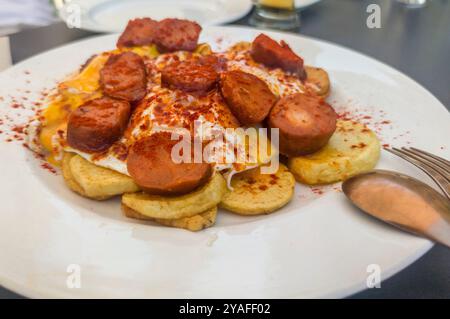 Morcilla patatera servie sur œufs frits et pommes de terre. Mise au point sélective Banque D'Images