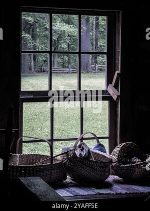 Vue sur la fenêtre, cabine Matthews à Mabry Mill, Blue Ridge Parkway, Virginie, États-Unis Banque D'Images