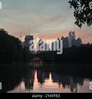 Atlanta, États-Unis : Oct 3,2024 : photographie à longue exposition, vue de l'horizon d'Atlanta prise depuis le parc Piedmont pendant le coucher du soleil avec de belles couleurs dans le ciel Banque D'Images