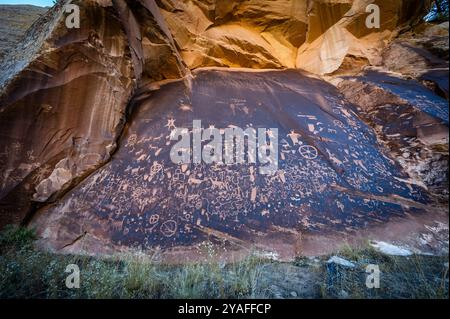 Parc national de Canyonlands et monument historique de l'État de l'Utah Journal Rock Petroglyphe à l'automne 2024 Banque D'Images