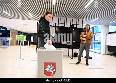 Vilnius, Lituanie. 13 octobre 2024. Une électrice vote dans un bureau de vote pour les élections législatives à Vilnius, Lituanie, 13 octobre 2024. Le premier tour des élections législatives lituaniennes a commencé dimanche, avec des électeurs qui devaient élire 141 membres au Seimas, le parlement monocaméral du pays, pour un mandat de quatre ans. Selon la Commission électorale centrale (VRK), 1 740 candidats sont en compétition pour les élections. Crédit : Alfredas Pliadis/Xinhua/Alamy Live News Banque D'Images