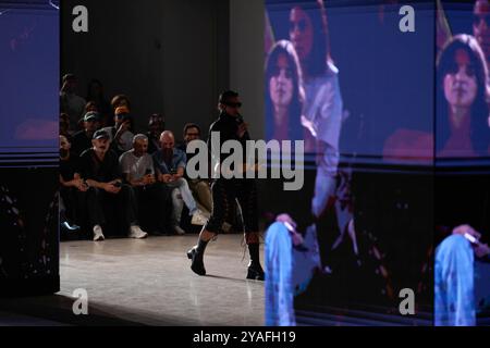 Lisbonne, Portugal. 13 octobre 2024. Un mannequin marche sur la piste pendant le défilé HIBU au ModaLisboa Singular, Lisbon Fashion week à Lisboa. (Photo Bruno de Carvalho/SOPA images/SIPA USA) crédit : SIPA USA/Alamy Live News Banque D'Images