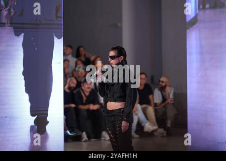 Lisbonne, Portugal. 13 octobre 2024. Un mannequin marche sur la piste pendant le défilé HIBU au ModaLisboa Singular, Lisbon Fashion week à Lisboa. (Photo Bruno de Carvalho/SOPA images/SIPA USA) crédit : SIPA USA/Alamy Live News Banque D'Images