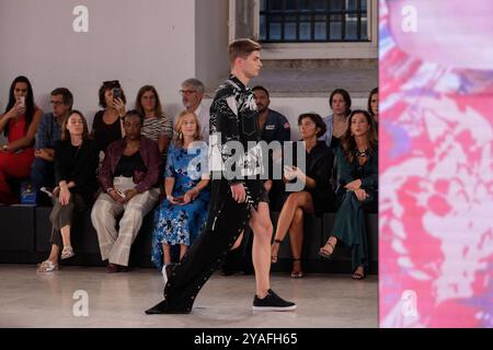 Lisbonne, Portugal. 13 octobre 2024. Un mannequin marche sur la piste pendant le défilé Duartehajime au ModaLisboa Singular, Lisbon Fashion week à Lisboa. (Photo Bruno de Carvalho/SOPA images/SIPA USA) crédit : SIPA USA/Alamy Live News Banque D'Images