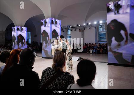 Lisbonne, Portugal. 13 octobre 2024. Un mannequin marche sur la piste pendant le défilé Duartehajime au ModaLisboa Singular, Lisbon Fashion week à Lisboa. (Photo Bruno de Carvalho/SOPA images/SIPA USA) crédit : SIPA USA/Alamy Live News Banque D'Images