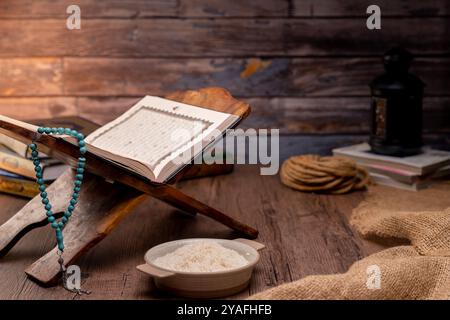 Saint Coran et un grain de riz dans un bol en bois dans le sac sur une table en bois, concept de zakat islamique. Musulmans pour aider les pauvres et les nécessiteux. Conceptuel s Banque D'Images