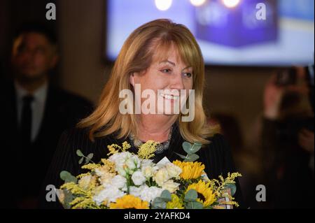 Vilnius, Lituanie. 13 octobre 2024. Vilija Blinkeviciute, chef du Parti social-démocrate lituanien (LSDP), s’adresse aux médias et aux partisans tout en tenant des fleurs lors d’une élection. Le vote au premier tour des élections législatives en Lituanie est terminé. Les premiers résultats du dépouillement des votes montrent que le Parti social-démocrate lituanien (LSDP), parti d'opposition, est en tête. (Photo de Yauhen Yerchak/SOPA images/SIPA USA) crédit : SIPA USA/Alamy Live News Banque D'Images