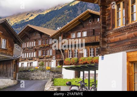 Rue du village avec des maisons traditionnelles en bois dans les Alpes sur fond de montagne, lac de Brienz, Brienz, Suisse, Europe Banque D'Images