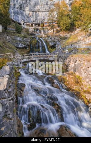 Impressionnante cascade coulant sur un ruisseau rocheux sous un pont, situé Beatus Caves, Suisse, Europe Banque D'Images