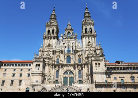 Impressionnante cathédrale baroque avec deux tours et façade élaborée sous un ciel bleu clair, cathédrale, Saint-Jacques-de-Compostelle, communauté autonome de G. Banque D'Images