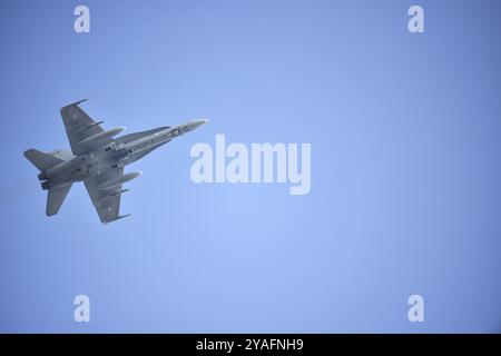 MC Donnell Douglas CF-18 Hornet chasseur lors d'un exercice Air Defender au-dessus du Schleswig-Holstein, Allemagne, Europe Banque D'Images