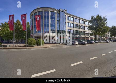 Siège social de Niederrheinische Sparkasse RheinLippe avec drapeaux sur Bismarckstrasse à Wesel, Bas-Rhin, district de Wesel, Rhénanie du Nord-Westphalie, germe Banque D'Images