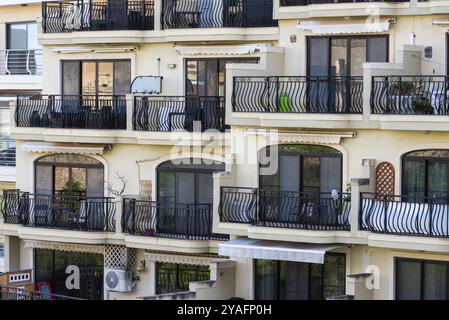 Mellieha, Malte, 01 07 2022 : balcons et fenêtres d'un immeuble de vacances, Europe Banque D'Images