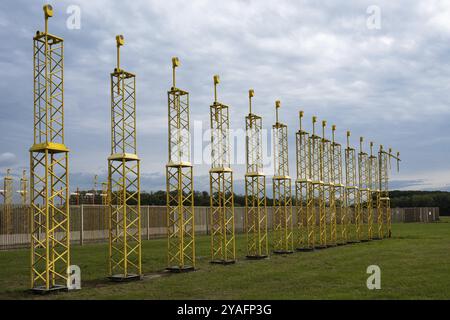 Zaventem, Brabant flamand, Belgique, 09 18 2022, balises d'aérodrome dans une rangée sur les prairies près de l'aéroport, Europe Banque D'Images