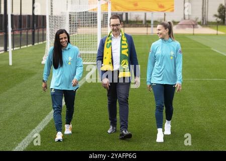 MELBOURNE, AUSTRALIE, 03 JUILLET : Matildas Alex Chidiac, Steph Catley avec le ministre des Sports Steve Dimopoulous à l'ouverture officielle de l'Australian ma Banque D'Images