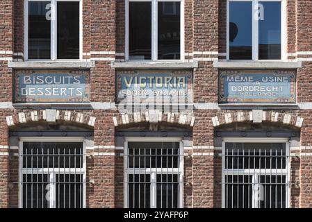 Koekelberg, région de Bruxelles-capitale, Belgique, 05 25 2020 façade en pierre de brique de l'ancienne biscuiterie Victoria, aujourd'hui le village belge du chocolat Banque D'Images